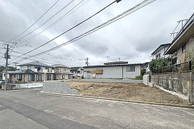 外観:開放的で日当たり通風良好な角地は防犯性も高くて安心!並列駐車最大3台可♪現地(2026年9月)撮影 外観:開放的で日当たり通風良好な角地は防犯性も高くて安心!並列駐車最大3台可♪現地(2026年9月)撮影
