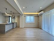 角部屋ならではの２面採光にて明るく開放感あるＬＤＫとなっております。