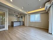 カウンターキッチン仕様となっておりリビングやダイニングと一体化した空間を作り、視界が開けているため、調理中も家族とコミュニケーションが取りやすいです。