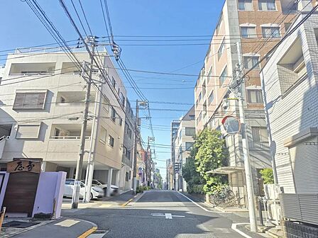 現地外観を含む前面道路写真