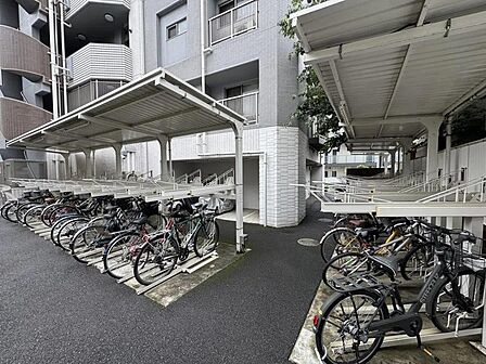 屋根付きの駐輪場となっております。