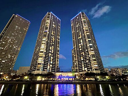 外観（左：EAST／右：WEST）新築時売主：住友不動産地上52階建地下1階×免震ツインタワーマンションです
