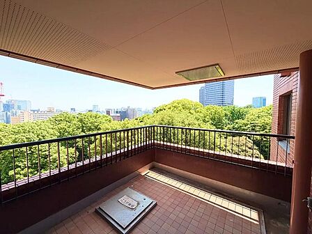 バルコニー 開東閣の森を望みます