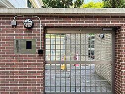 共用部駐輪場入り口には防犯上オートロックが設置されています。※来客用の駐輪スペースあり