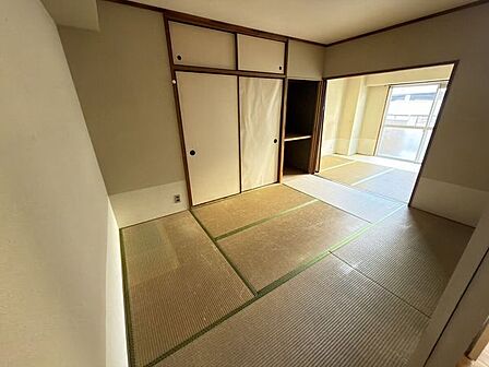 続け間で陽の当たりが差し込む和室です