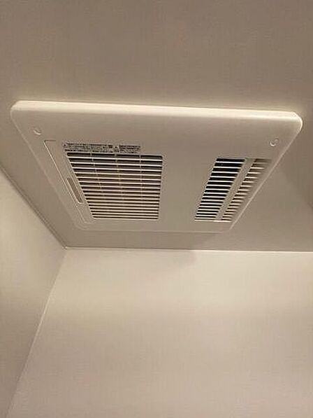 浴室乾燥機ついています。