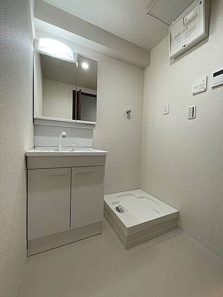 白基調の洗面所で爽やかな雰囲気に。