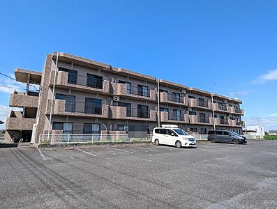 外観：落ち着いた色合いのタイル調外壁が印象的な、3階建てのマンションです！敷地内には駐車スペースも設けられています♪