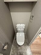 【トイレ】トイレにはもちろん温水洗浄便座が付いています！上部には収納棚も付いています！