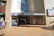 厚木市立中央図書館（185m）