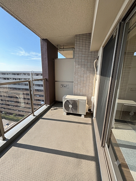 開放感のあるワイドバルコニー。心地よい風と陽光を感じられる空間です。