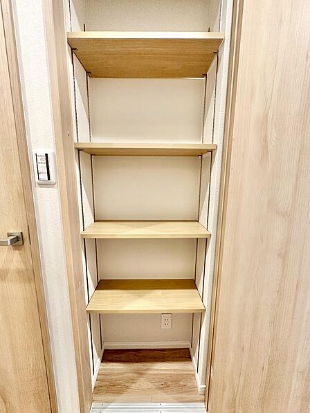 こちらも廊下の収納です♪棚の位置を変えられるので、置き場所に困る掃除機やモップなども見せずに収納できます(^^♪