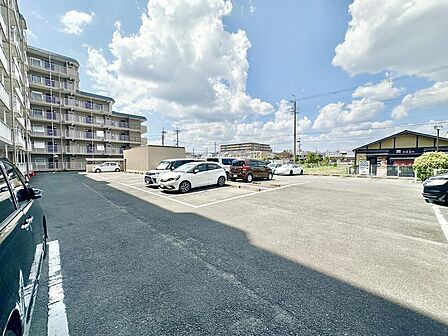 駐車場は敷地内にあり、歩く距離が非常に短いです♪敷地も広々でファミリーカーでもラクラク駐車可能です(^^)/