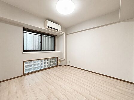 【リフォーム完成】6帖の洋室です。クロス張替えで綺麗にしました。家具を配置したCG画像もイメージの参考としてあわせてご覧ください。