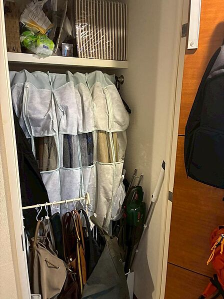 廊下横のクローゼットはL字になっており倉庫やコート入れ等使い勝手がとても良い収納です。来客者用のコート掛けなんてオシャレだと思います。