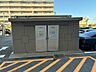 設備：ゴミ集積場2　この他に2つ集積場が等間隔に設置されております。お部屋前のエレベーターから降りた近くにありますので便利です。