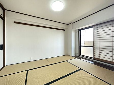 ◇和室◇リビング横の和室です。扉を開けると開放的な空間が生まれます。急な来客にも対応できますね。和の空間を感じながら、一人の時間を過ごすのもいいですね。