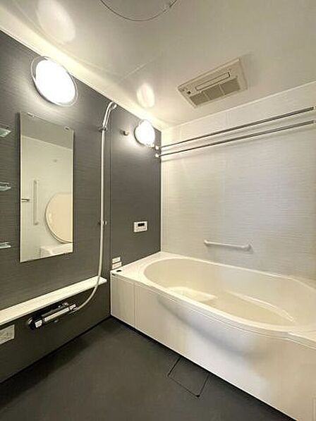 ◇浴室◇毎日の疲れを癒す場所だからこその、シンプルで落ち着いた空間となっています。浴槽にゆっくりと身を沈め深く瞑想をすれば、また新たな活力が湧いてきます。浴室換気乾燥機付きです。