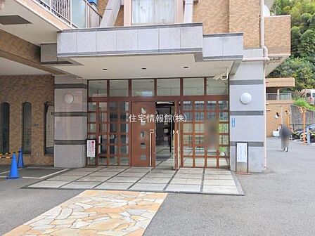 ゆったりとした印象のエントランスです。
