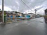外観：前面道路を含めた現地写真です。