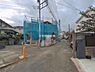 外観：前面道路を含めた現地写真です。