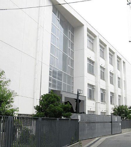 中学校「大阪市立下福島中学校まで724m」