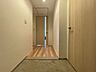 玄関：住まう人も来客も入った時にワクワクさせてくれるオシャレな玄関♪収納もたっぷりあるので靴がたくさんあっても安心！SICがあるのでベビーカーなど収納でき、いつも玄関がスッキリして気持ちいいですね！