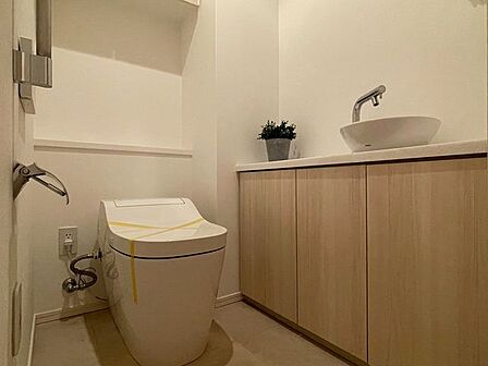 節水型でエコなトイレには、今では当たり前のウォシュレット付き。便座を温める機能もついていて、居心地良くてトイレから出られなくなるかも！換気用に換気扇はもちろん、窓も着いているので常に快適ですね♪