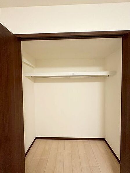 奥行きと幅のあるクローゼットは、断捨離をする必要のないくらい収納力があるところが魅力です!