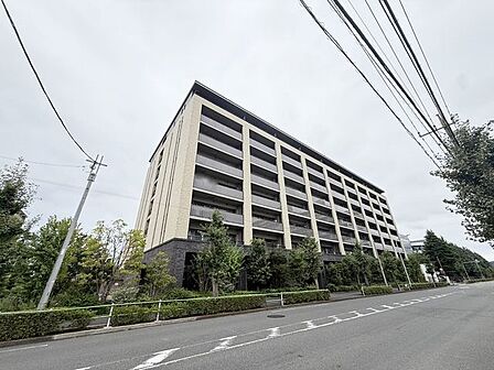 外壁が周囲の街並みと青空に生えるお洒落な仕上がり!周囲には高い建物のないエリア。青い空が大きく感じますね。