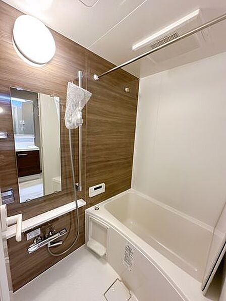 浴室暖房乾燥機付浴室で、足を延ばしてゆったり。洗剤や水アカですぐ汚れてしまう浴室もスポンジひとつでぐるりと掃除が完了するこだわりです。