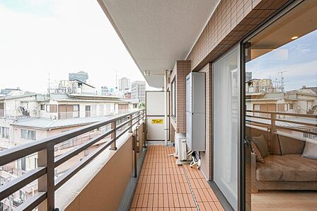 陽の光に照らされるバルコニーを、爽やかな涼風が吹き抜けていきます。