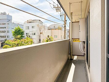 陽の光に照らされるバルコニーを、爽やかな涼風が吹き抜けていきます。