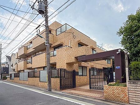 落ち着いた住環境に佇むマンション。ぜひ現地でご確認ください。