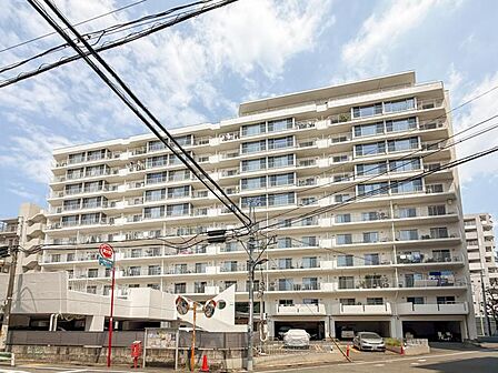 落ち着いた色合いで、周囲の街並みに馴染む外観です。