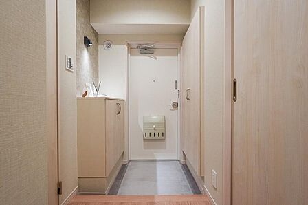 雑多な玄関でなくスッキリ空間としての家の顔にできるよう設計しました。
