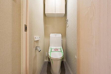 清潔感溢れるトイレ。落ち着いた空間で安らぎのひとときをお過ごしいただけます。