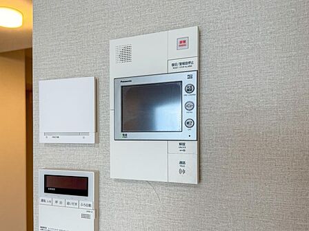 誰が来ても分かるようにテレビモニター付きインターホンを設置。防犯上でも役立ちます。