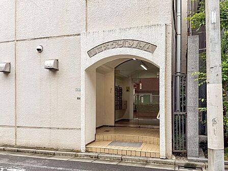清潔感のある明るいエントランスが、毎日の帰宅を心地よく迎えてくれます。