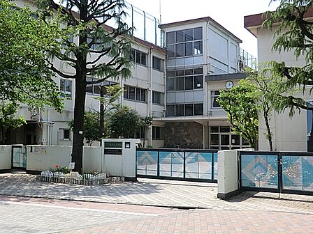 目黒区立大岡山小学校 760m