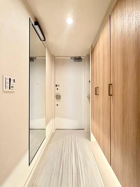 重厚感のある玄関は、住む方のプライドを持つことが出来ます。とても容量の多いシューズクローク、5人家族でも十分に収納できます。