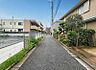 外観：駅前の商店街から中に入った道なので、程よい人目があり、お買い物も便利です。