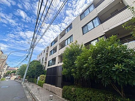 街並みに映える、洗練されたデザインのマンションです。