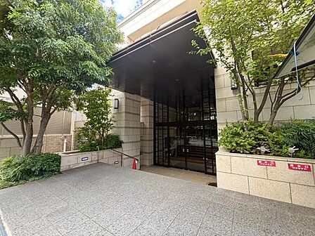 管理が行き届いた清潔感のあるエントランス。オートロックや防犯カメラも完備されておりマンションならではの防犯性の高さも住宅選びの大切な要素ですね。
