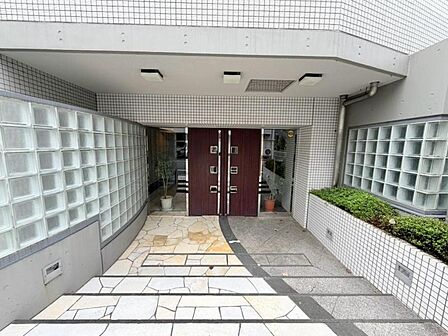住まう方を優しく迎え入れる、落ち着きと気品のあるエントランスデザインです。