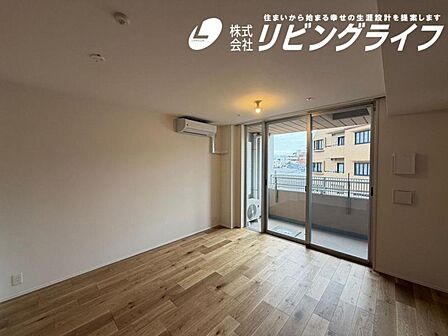 ここにはみんなが集い、食事と楽しい会話が始まる。話に夢中になりすぎて、ついつい時を忘れ夜半過ぎになってしまう。そんな束の間の幸せを感じさせてくれる場所です。