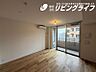 リビング/ダイニング：ここにはみんなが集い、食事と楽しい会話が始まる。話に夢中になりすぎて、ついつい時を忘れ夜半過ぎになってしまう。そんな束の間の幸せを感じさせてくれる場所です。