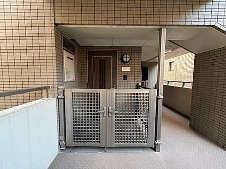 口に門扉を設けた、プライバシーと防犯性に配慮されたアプローチ。住まう方の安心感を高めます。