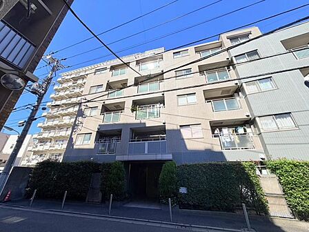 陽とともに、時間によって顔を変える街の景観から、星空や夜景に負けないデザインの映える外観。この街ならではの美しい風景と、ここから紡がれる物語を建物外観から始まります。