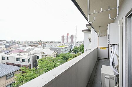 洗濯物もしっかり干せる、実用性の高いバルコニーです。